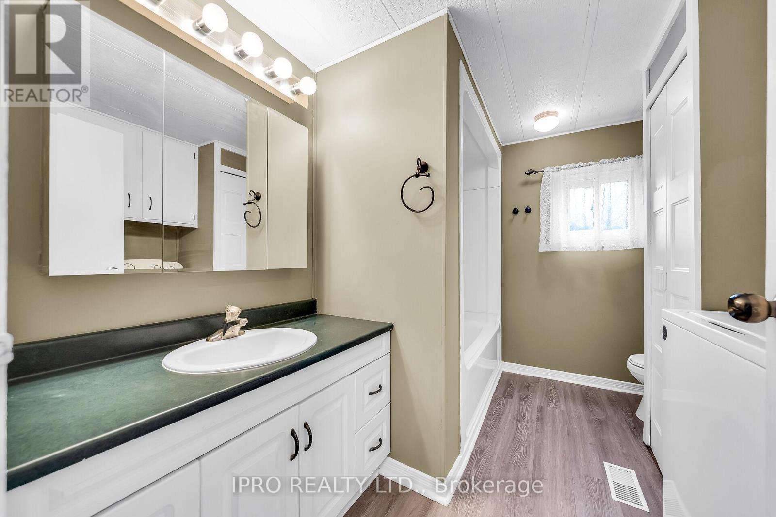












137 MAPLE CRESCENT

,
Hamilton,




Ontario
N0B2J0

