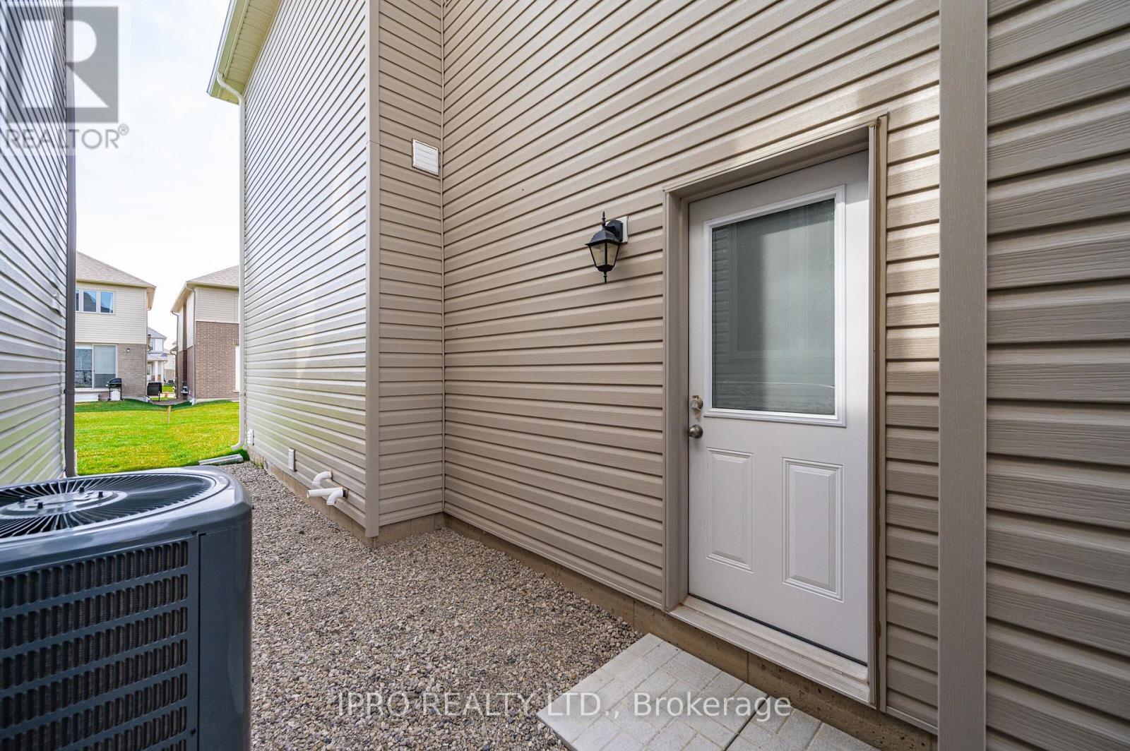 












90 SPICER STREET

,
Centre Wellington (Fergus),




Ontario
N1M0H7

