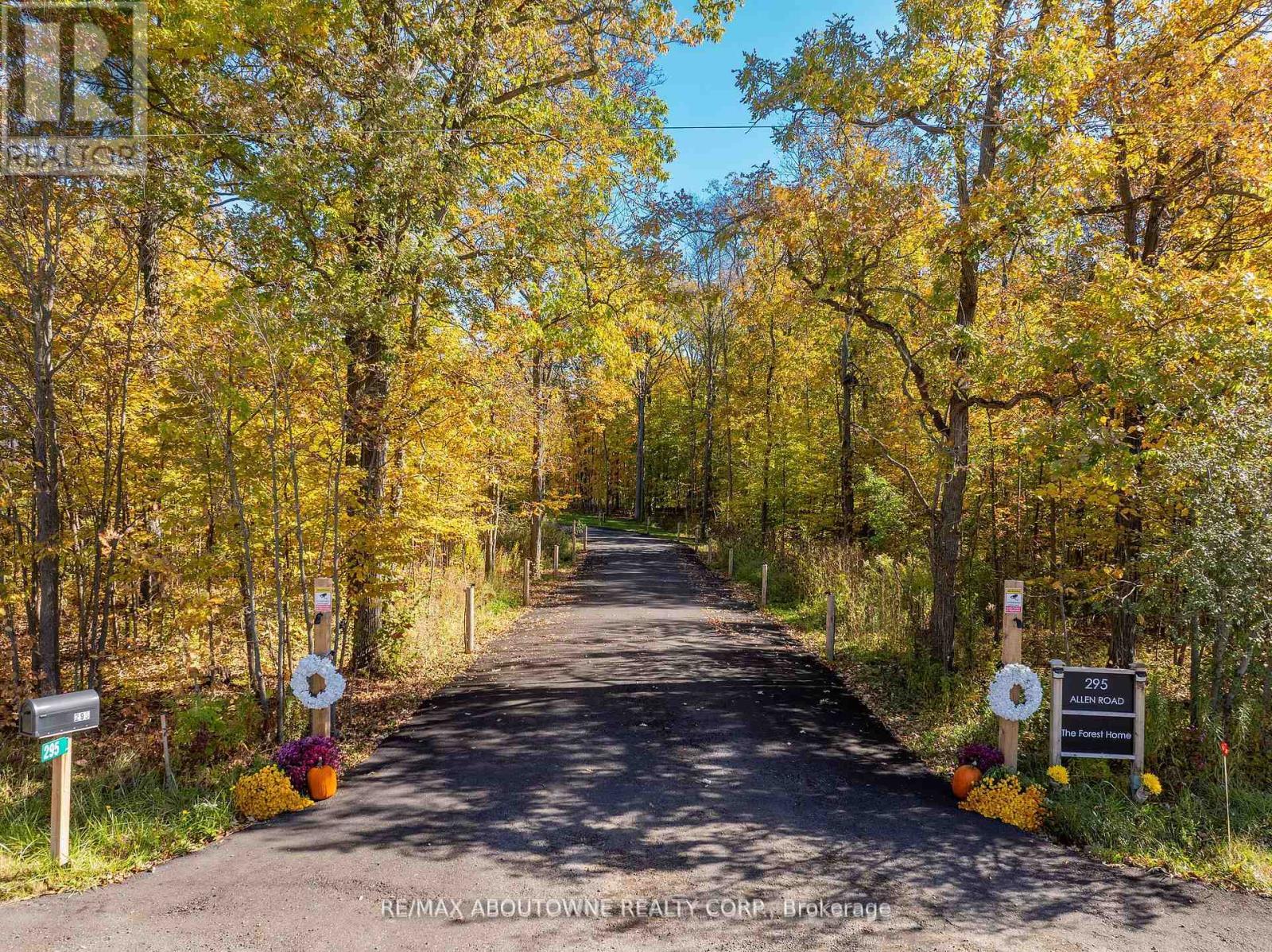 












295 ALLEN ROAD

,
Grimsby (Grimsby Escarpment),




Ontario
L3M4E7

