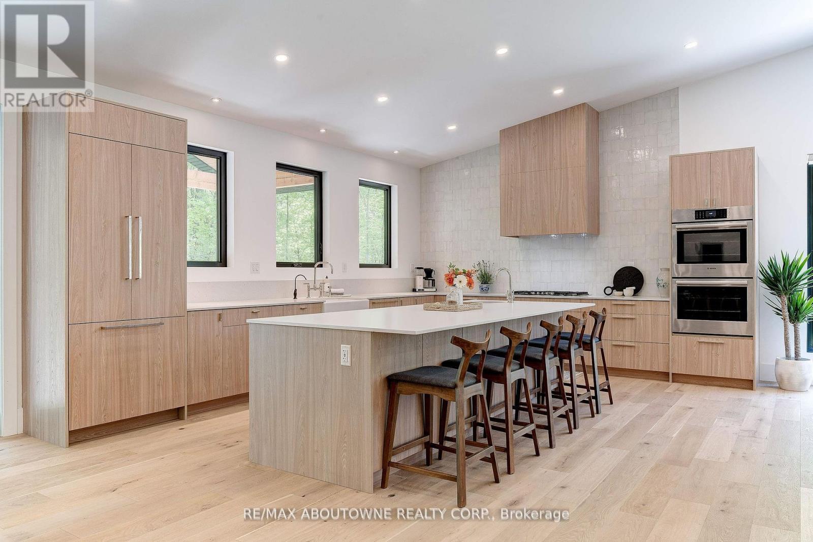 












295 ALLEN ROAD

,
Grimsby (Grimsby Escarpment),




Ontario
L3M4E7

