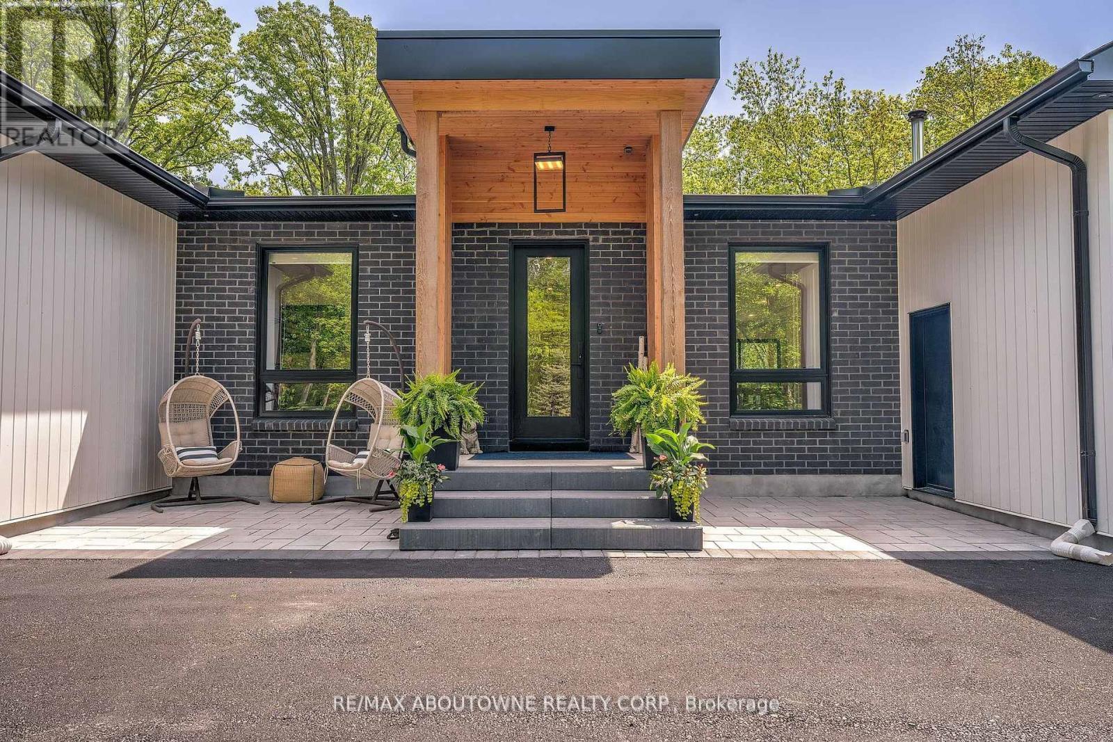 












295 ALLEN ROAD

,
Grimsby (Grimsby Escarpment),




Ontario
L3M4E7

