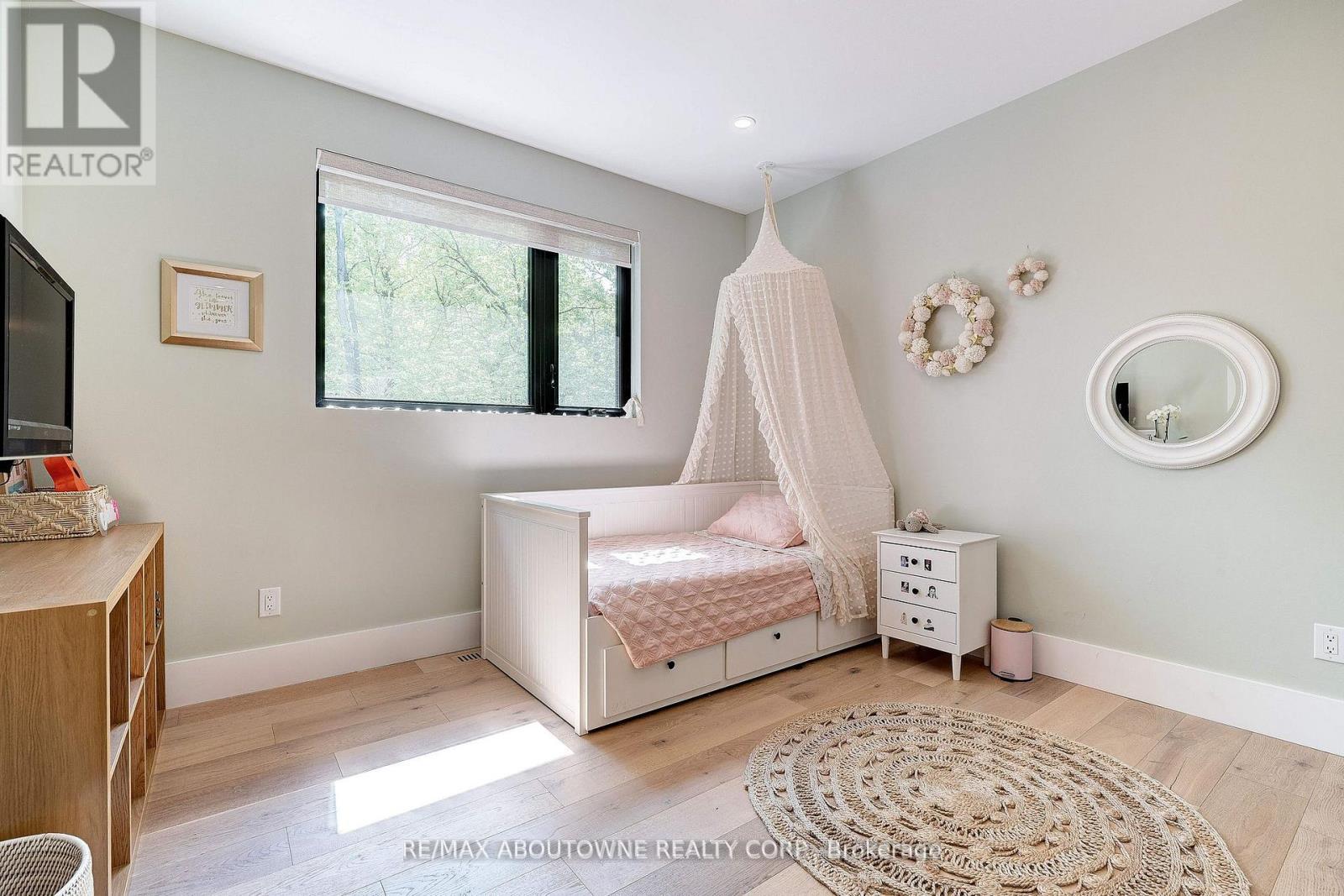 












295 ALLEN ROAD

,
Grimsby (Grimsby Escarpment),




Ontario
L3M4E7

