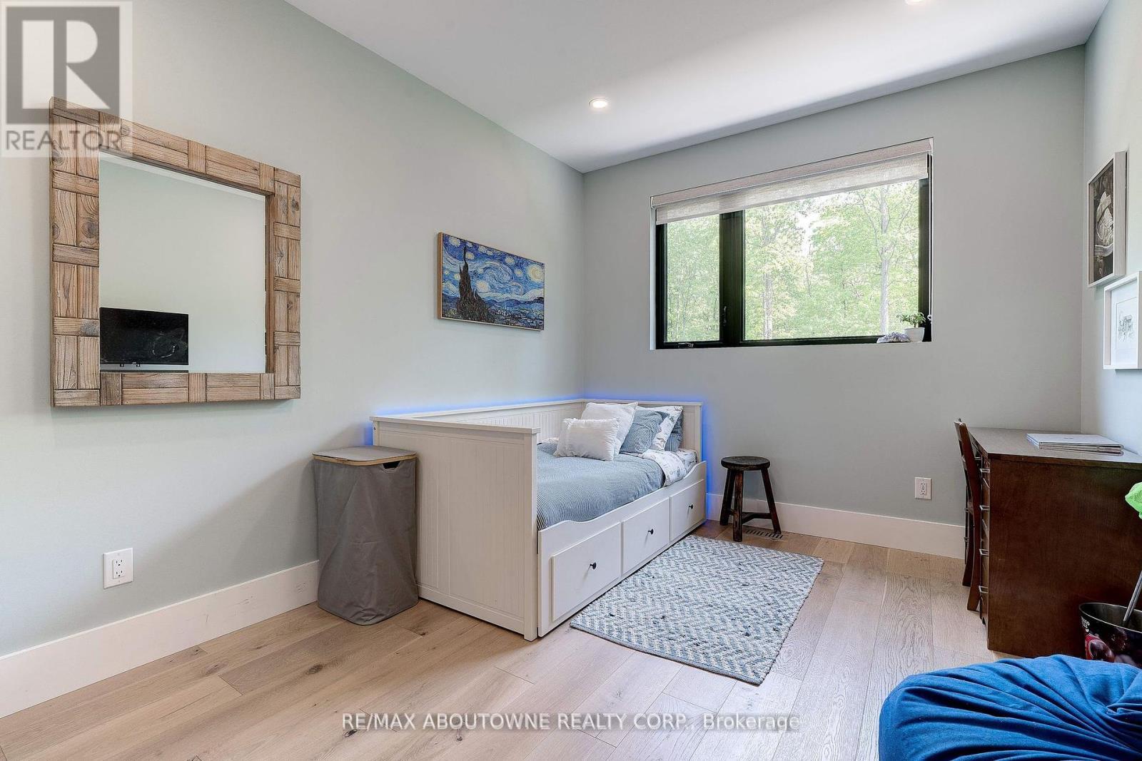 












295 ALLEN ROAD

,
Grimsby (Grimsby Escarpment),




Ontario
L3M4E7

