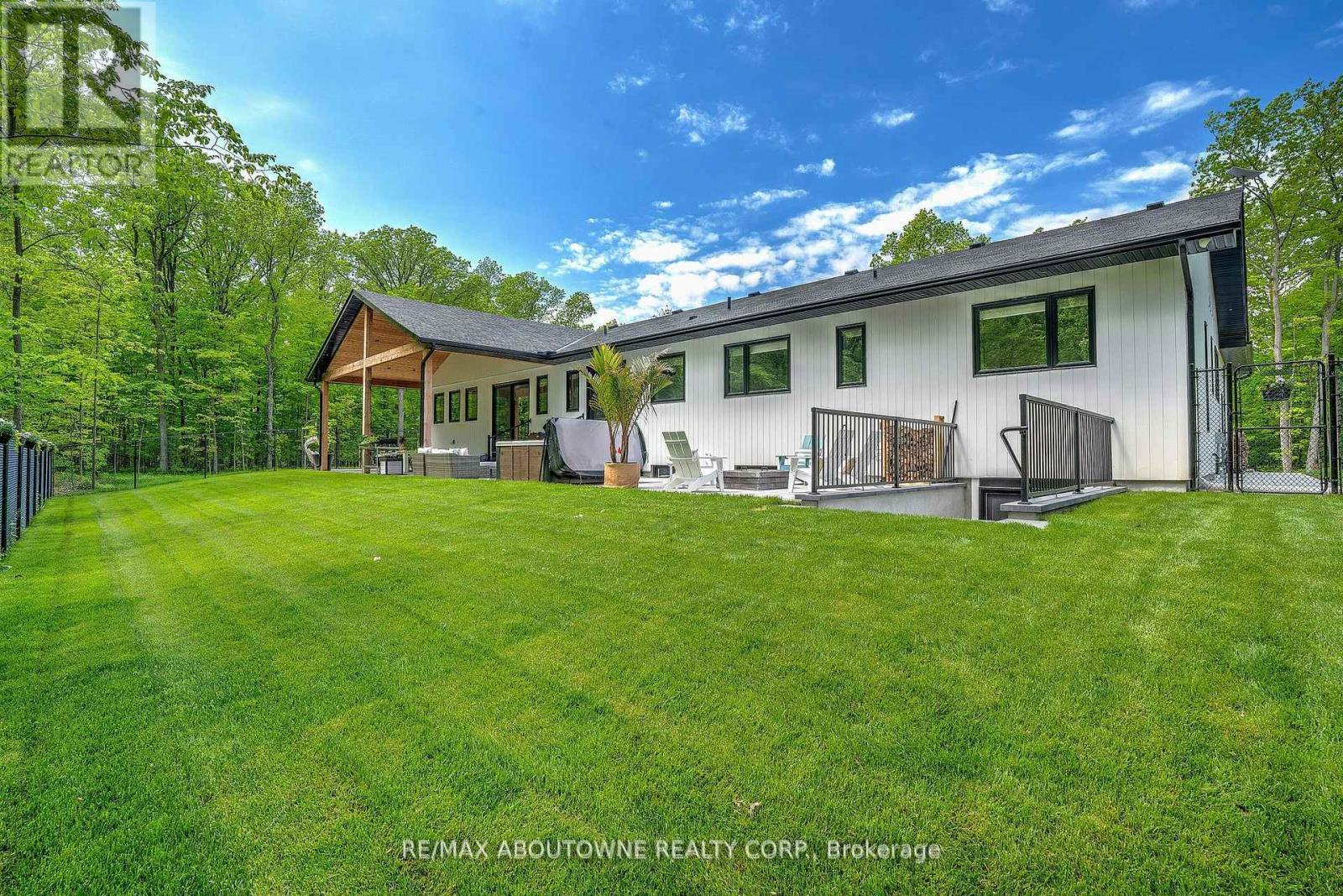












295 ALLEN ROAD

,
Grimsby (Grimsby Escarpment),




Ontario
L3M4E7

