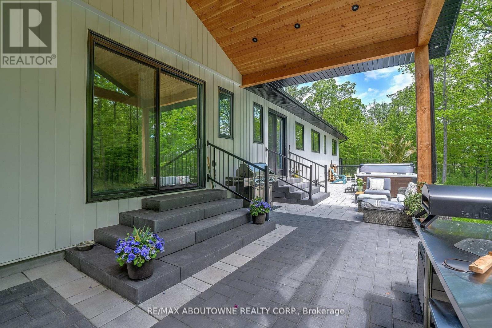 












295 ALLEN ROAD

,
Grimsby (Grimsby Escarpment),




Ontario
L3M4E7

