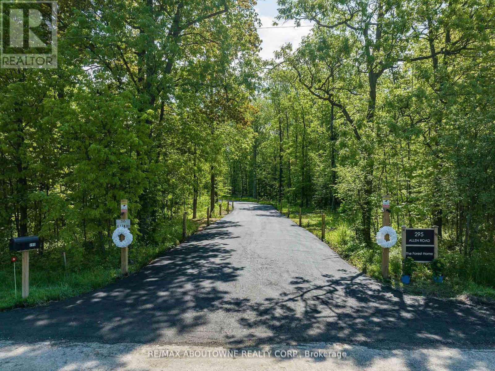 












295 ALLEN ROAD

,
Grimsby (Grimsby Escarpment),




Ontario
L3M4E7

