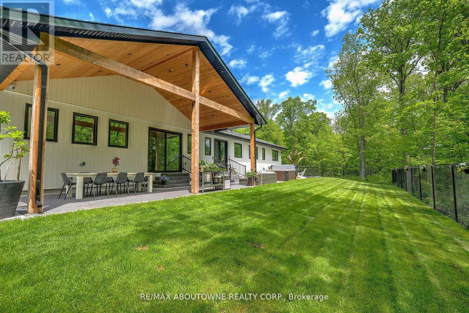 












295 ALLEN ROAD

,
Grimsby (Grimsby Escarpment),




Ontario
L3M4E7

