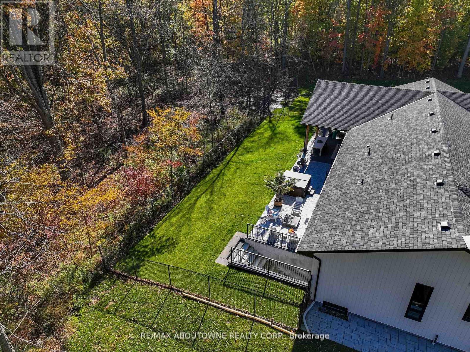 












295 ALLEN ROAD

,
Grimsby (Grimsby Escarpment),




Ontario
L3M4E7

