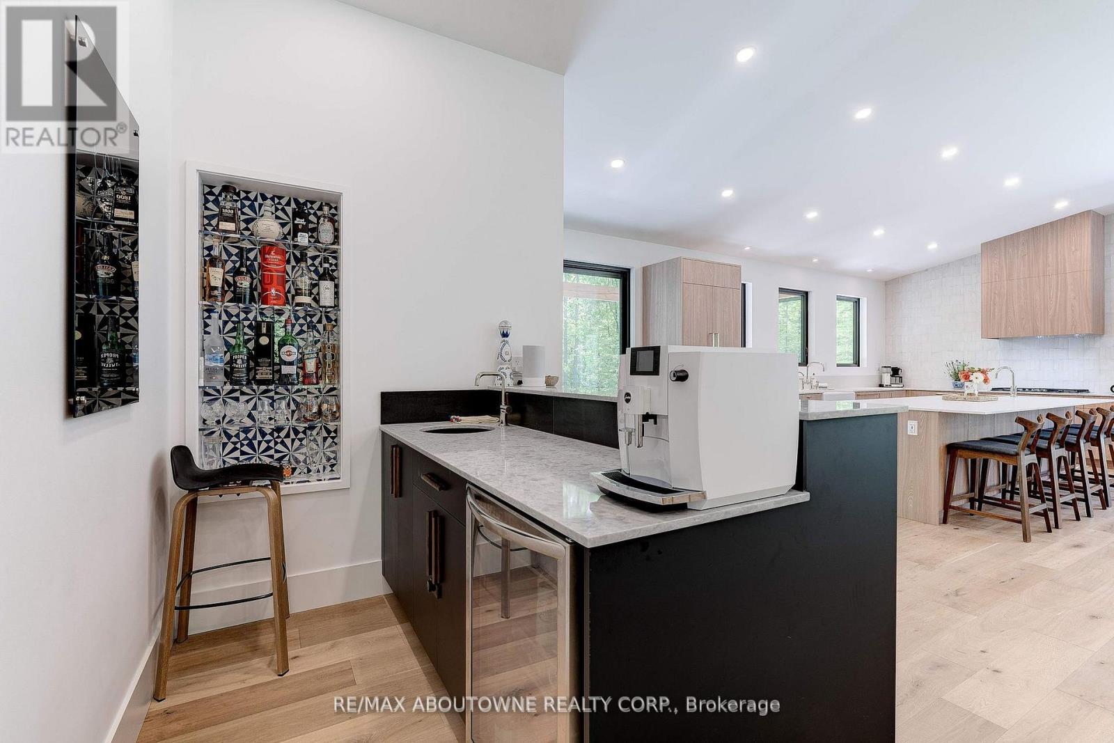 












295 ALLEN ROAD

,
Grimsby (Grimsby Escarpment),




Ontario
L3M4E7

