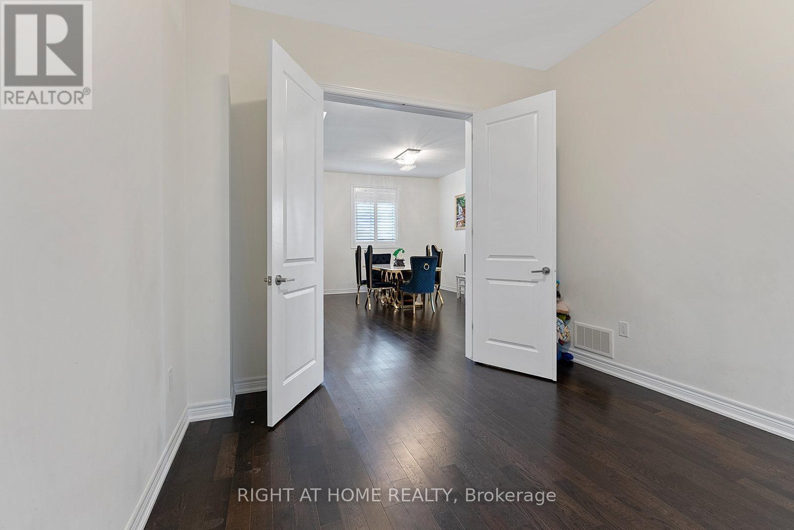 












90 SPITFIRE DRIVE

,
Hamilton (Mount Hope),




Ontario
L0R1W0

