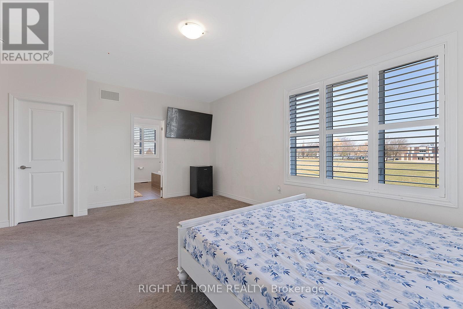 












90 SPITFIRE DRIVE

,
Hamilton (Mount Hope),




Ontario
L0R1W0

