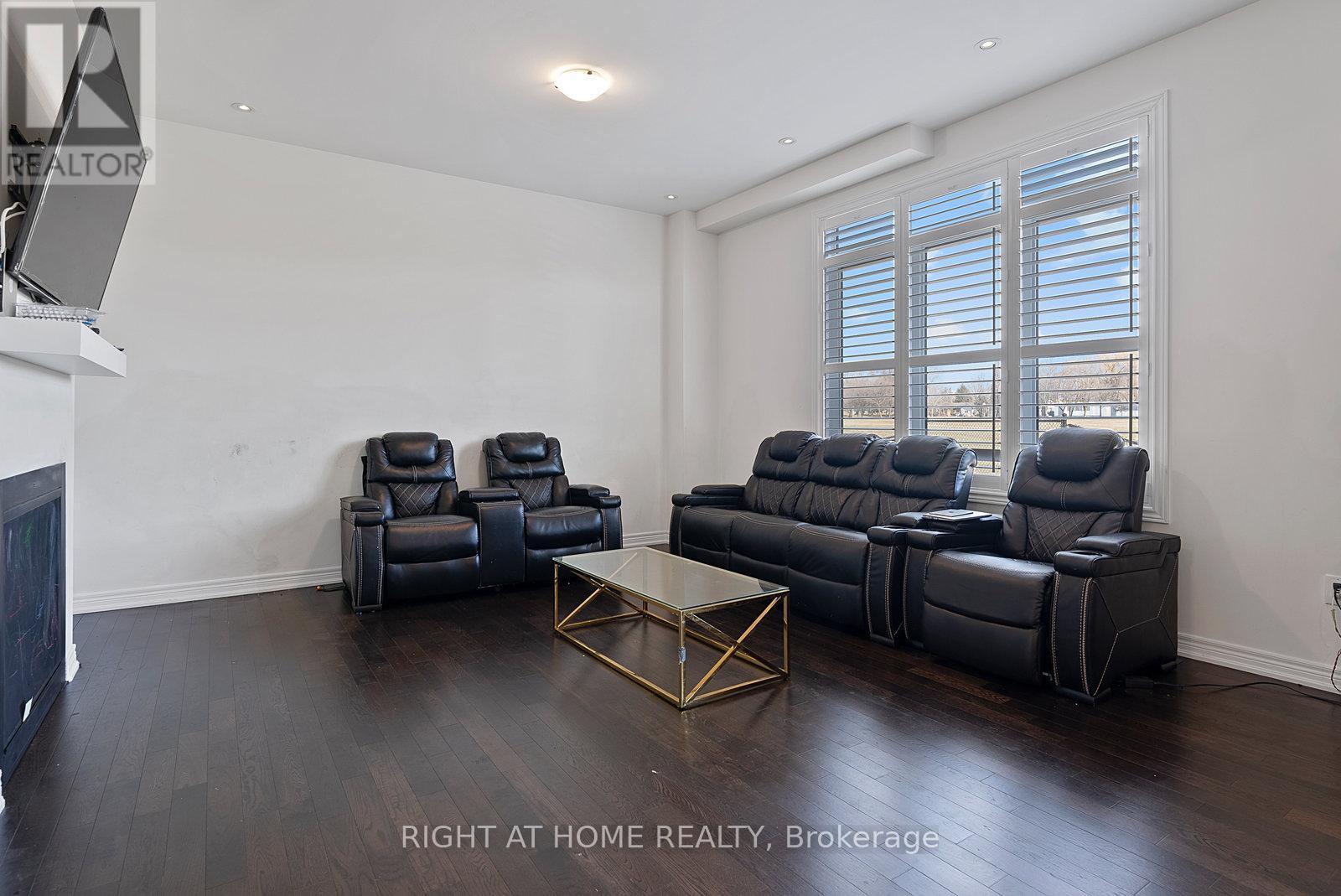 












90 SPITFIRE DRIVE

,
Hamilton (Mount Hope),




Ontario
L0R1W0

