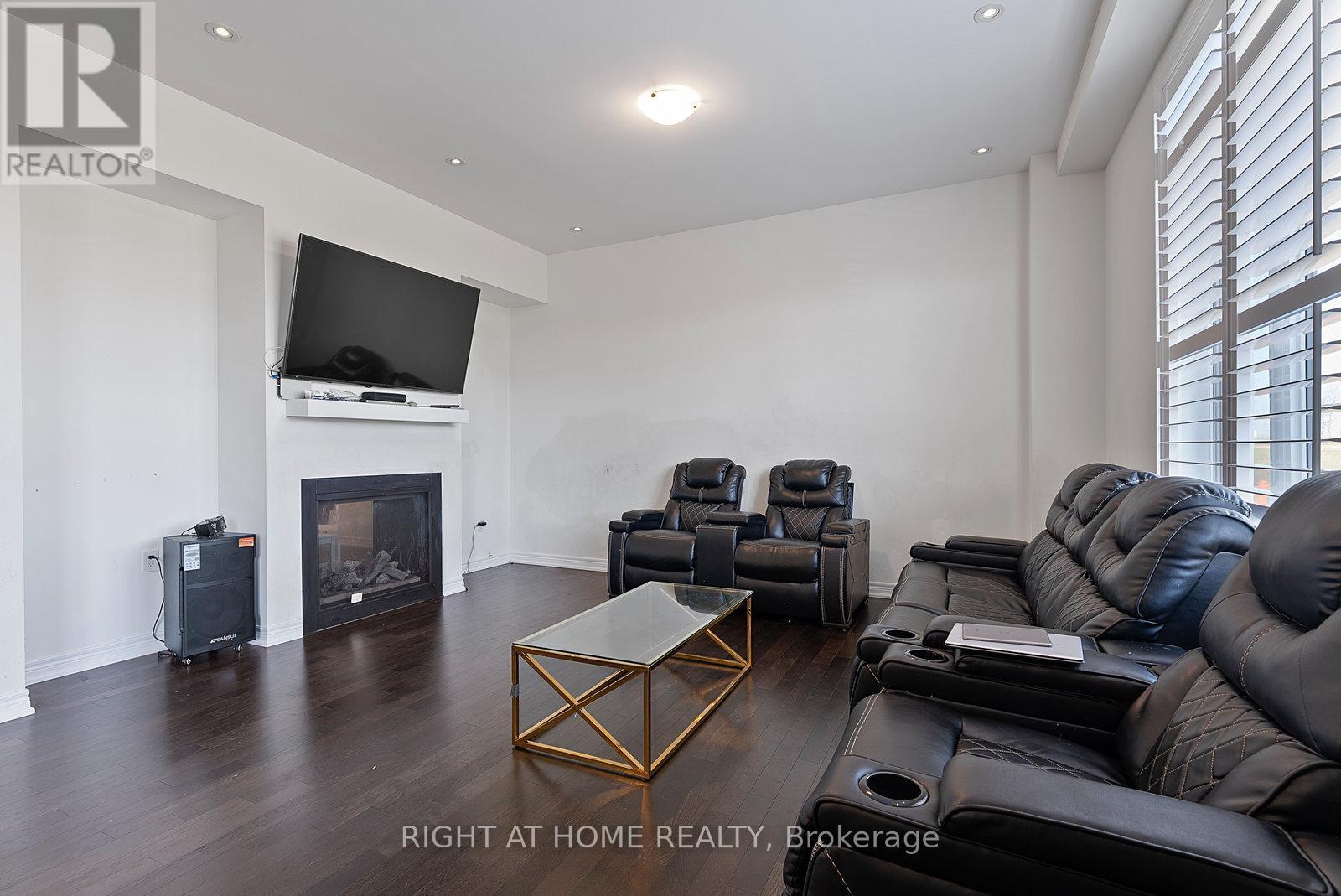 












90 SPITFIRE DRIVE

,
Hamilton (Mount Hope),




Ontario
L0R1W0

