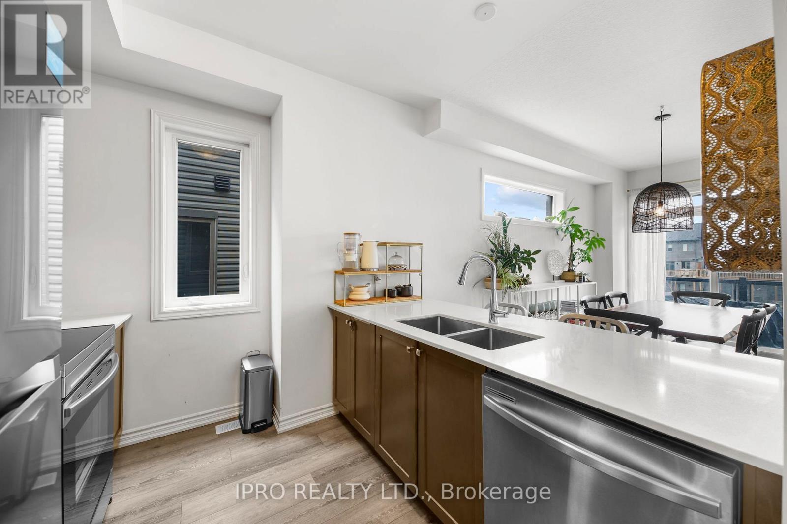 












123 - 61 SOHO STREET

,
Hamilton (Stoney Creek Mountain),




Ontario
L8J0M6

