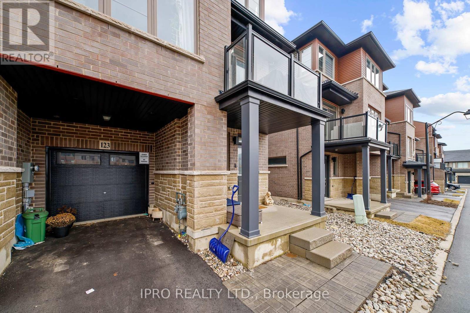 












123 - 61 SOHO STREET

,
Hamilton (Stoney Creek Mountain),




Ontario
L8J0M6

