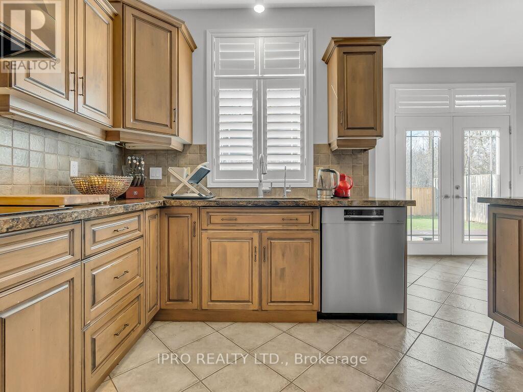 












18 TOVELL DRIVE

,
Guelph (Willow West/Sugarbush/West Acres),




Ontario
N1K1Z6

