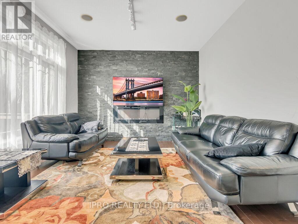 












18 TOVELL DRIVE

,
Guelph (Willow West/Sugarbush/West Acres),




Ontario
N1K1Z6

