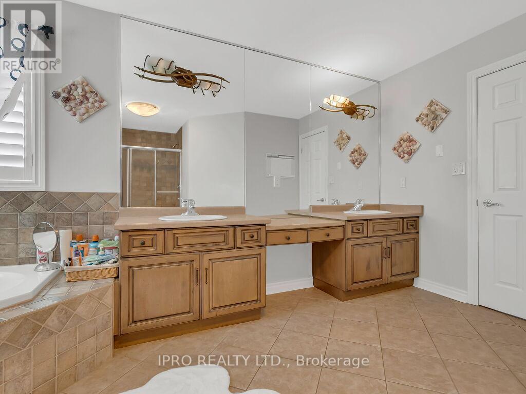 












18 TOVELL DRIVE

,
Guelph (Willow West/Sugarbush/West Acres),




Ontario
N1K1Z6

