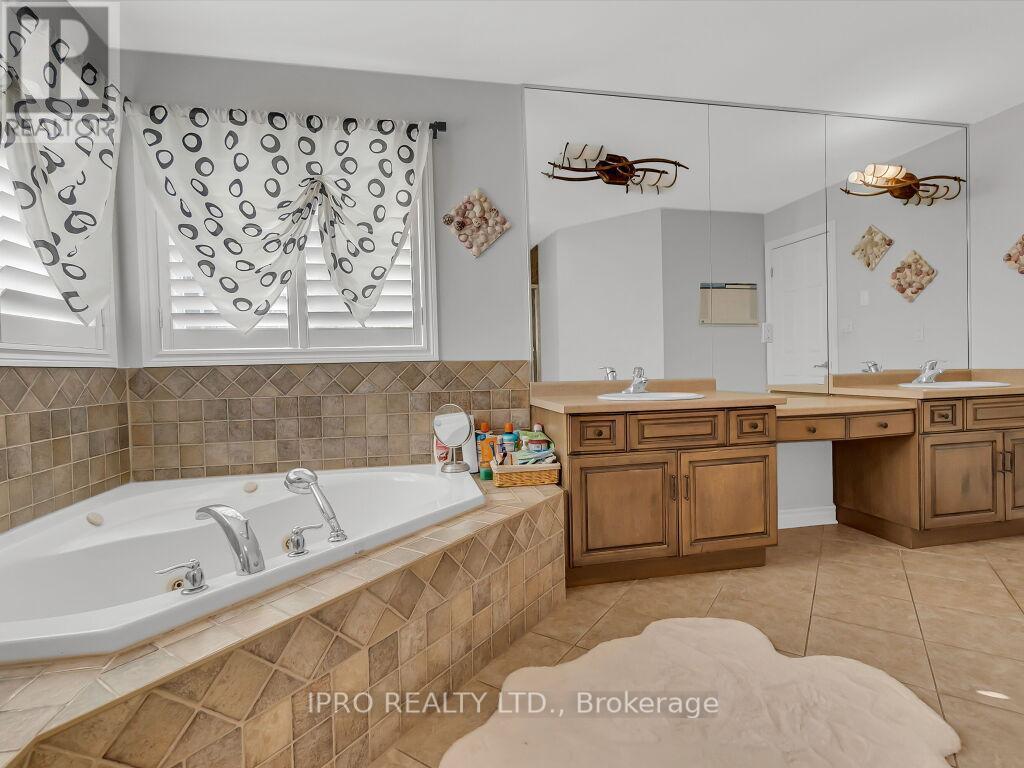 












18 TOVELL DRIVE

,
Guelph (Willow West/Sugarbush/West Acres),




Ontario
N1K1Z6

