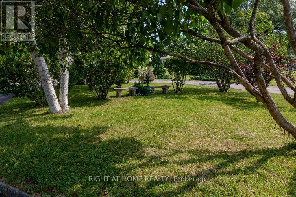 












550 QUEEN STREET E

,
Gananoque,




Ontario
K7G2B1

