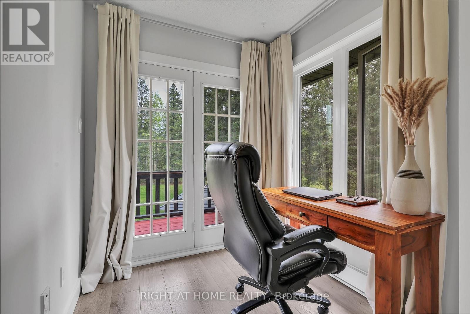 












119 STURGEON GLEN ROAD

,
Kawartha Lakes (Fenelon Falls),




Ontario
K0M1N0

