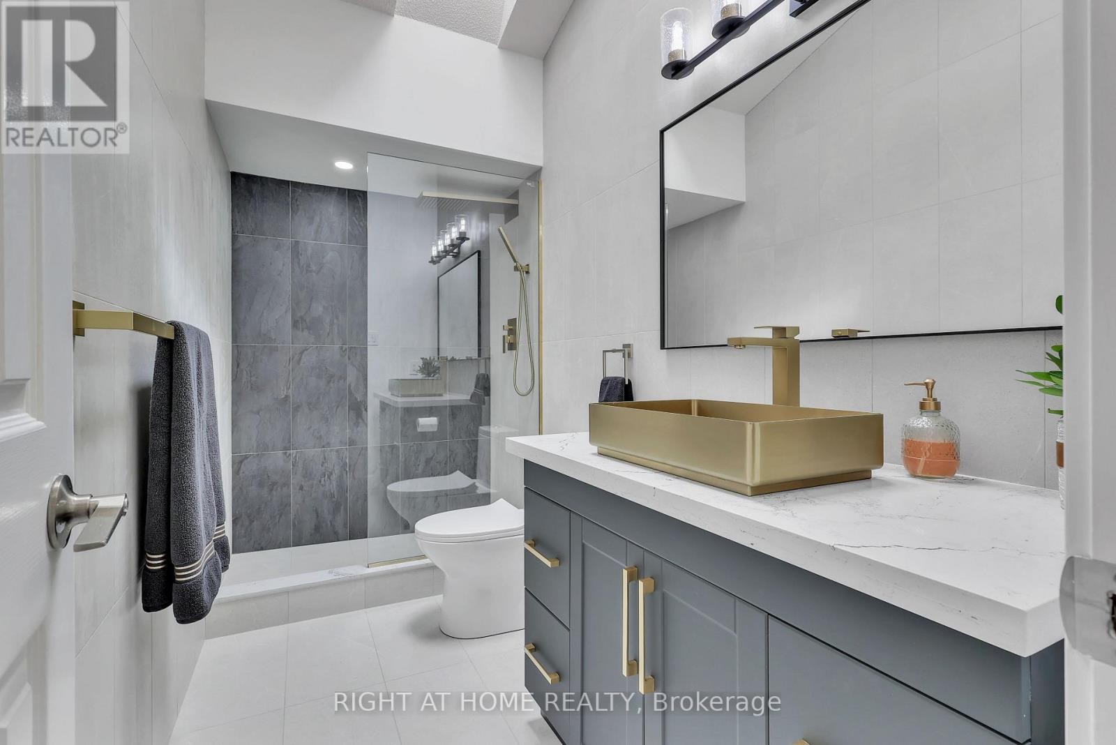 












119 STURGEON GLEN ROAD

,
Kawartha Lakes (Fenelon Falls),




Ontario
K0M1N0

