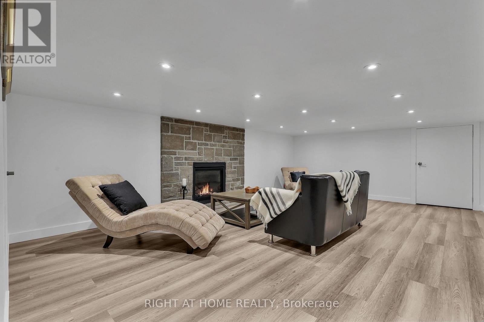 












119 STURGEON GLEN ROAD

,
Kawartha Lakes (Fenelon Falls),




Ontario
K0M1N0

