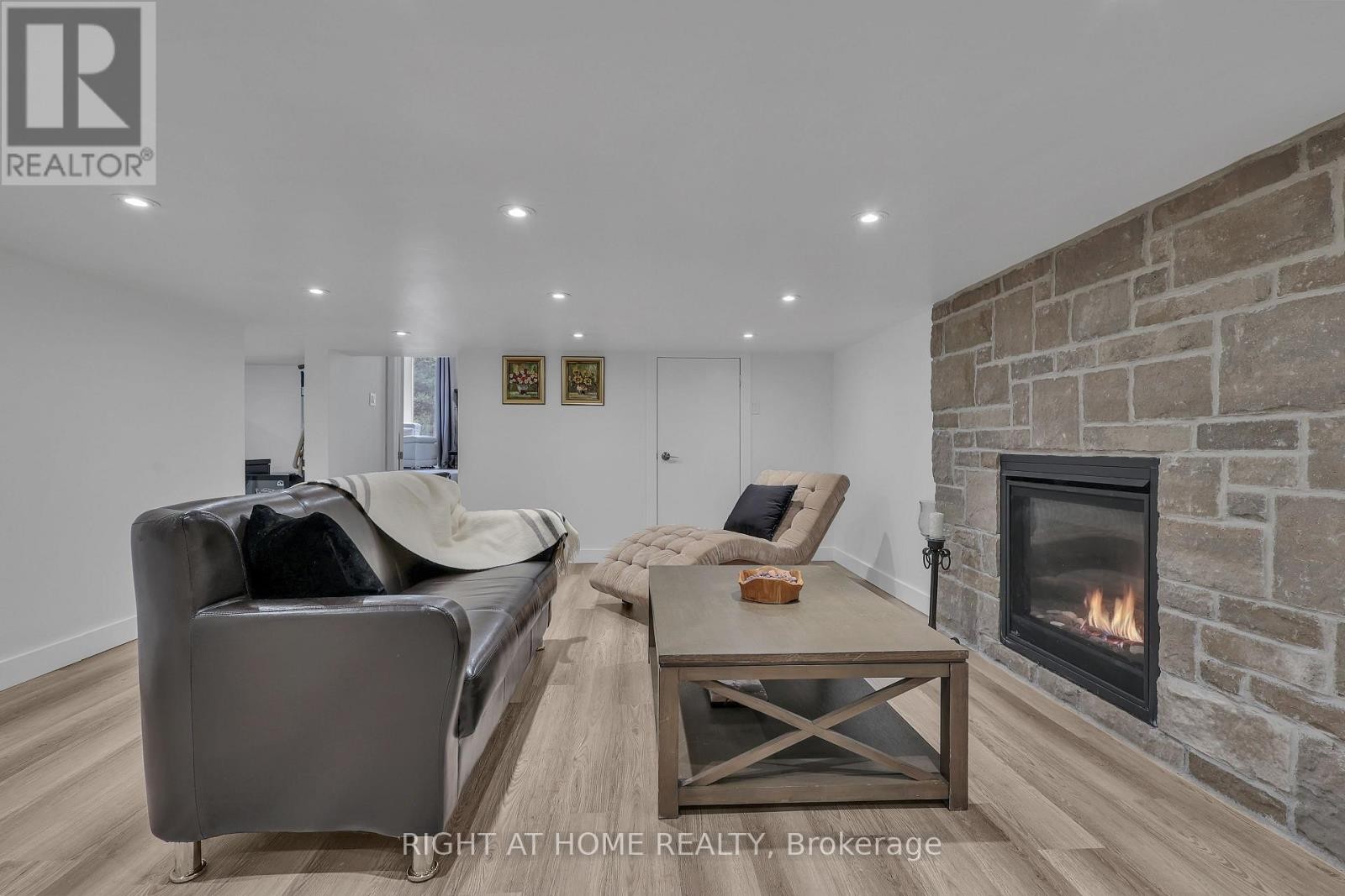 












119 STURGEON GLEN ROAD

,
Kawartha Lakes (Fenelon Falls),




Ontario
K0M1N0

