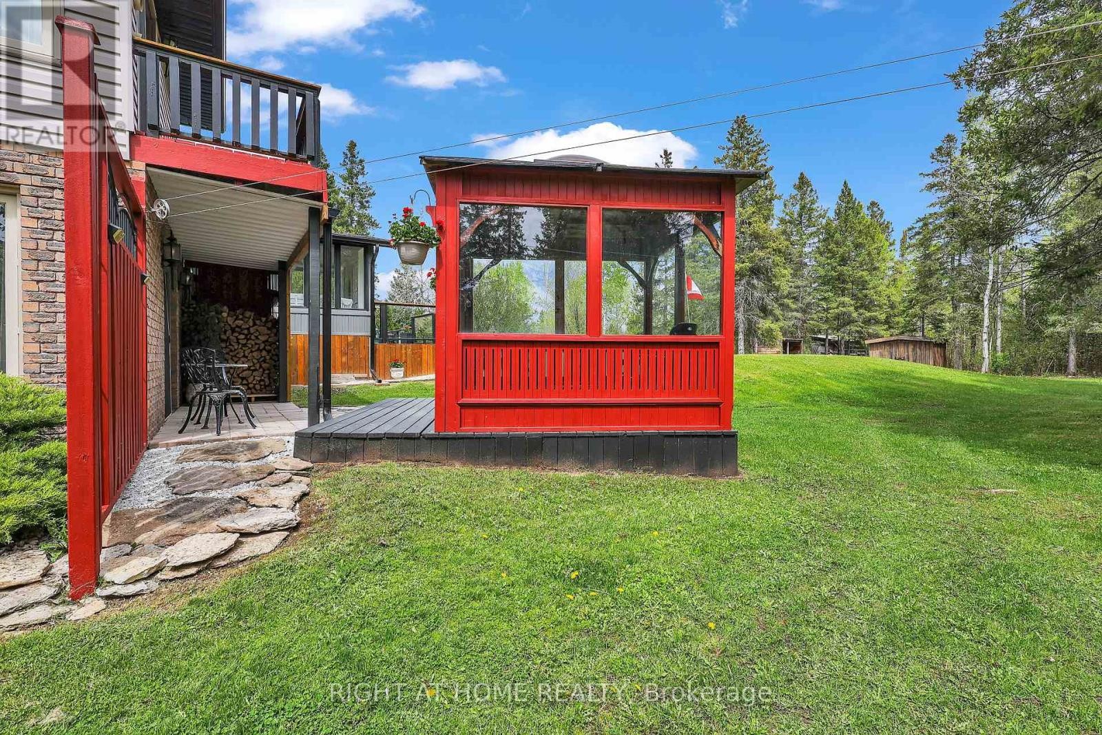 












119 STURGEON GLEN ROAD

,
Kawartha Lakes (Fenelon Falls),




Ontario
K0M1N0

