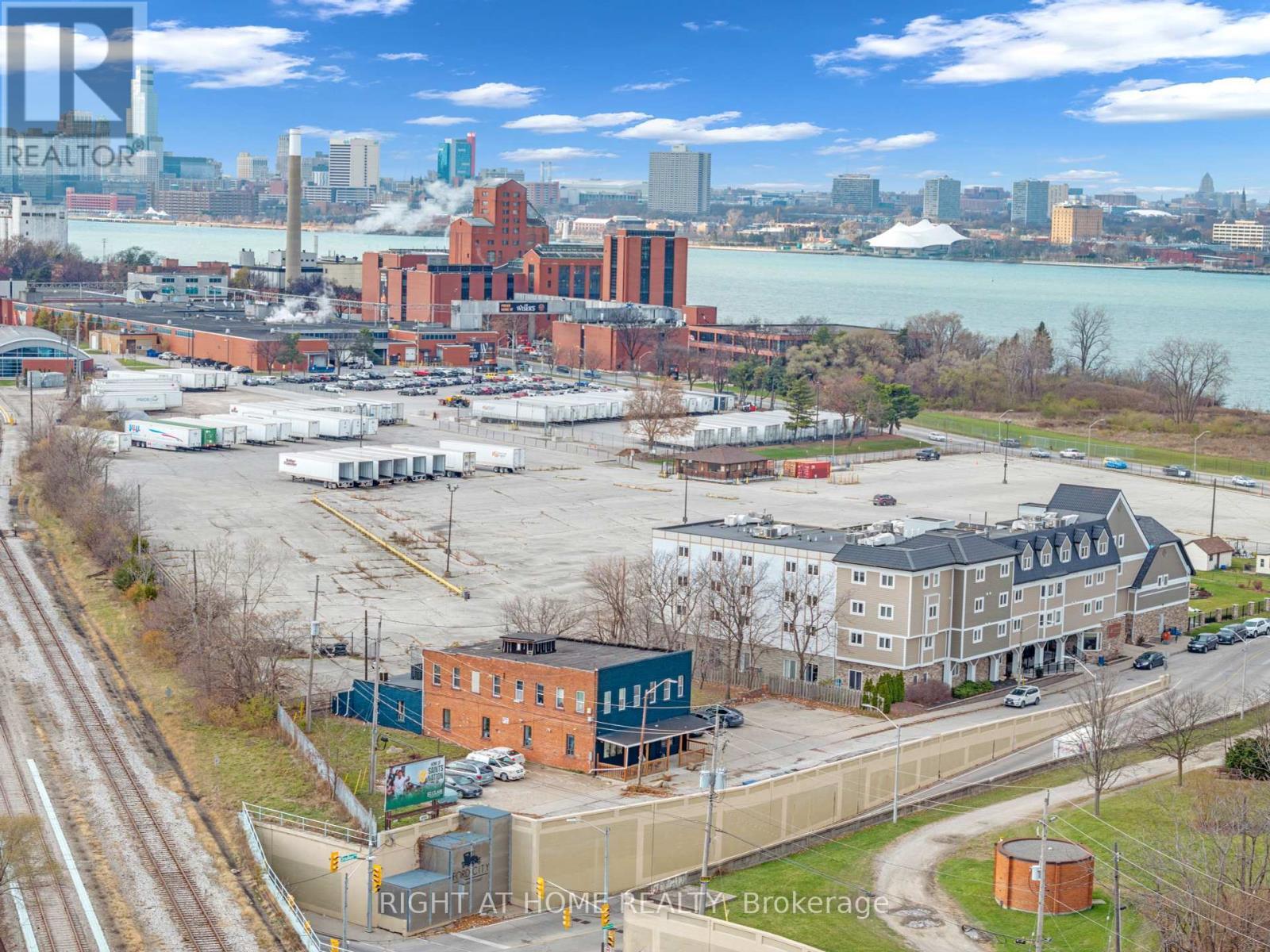












279 DROUILLARD ROAD

,
Windsor,




Ontario
N8Y2P4

