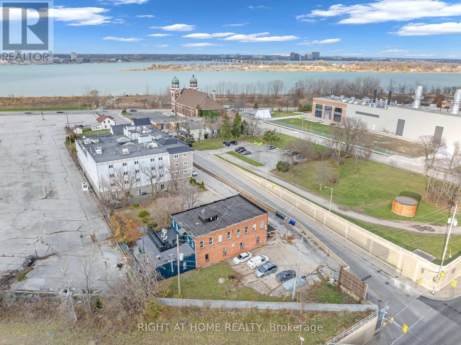 












279 DROUILLARD ROAD

,
Windsor,




Ontario
N8Y2P4

