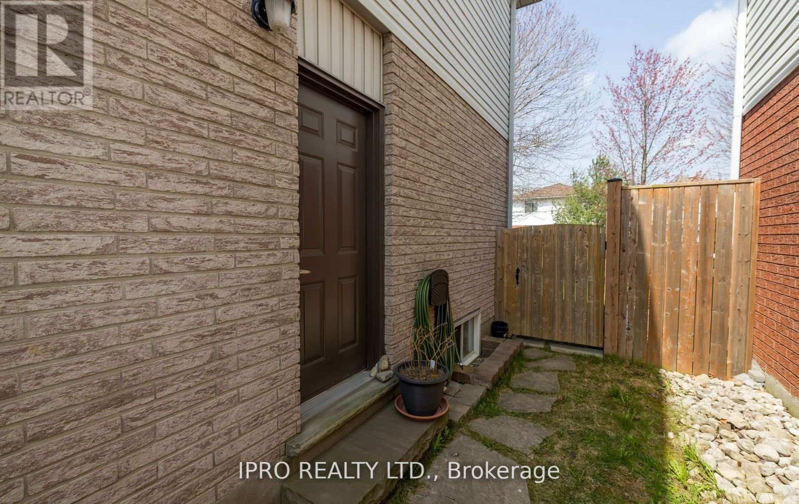 












19 THOMPSON DRIVE

,
Guelph (Grange Road),




Ontario
N1E7A5

