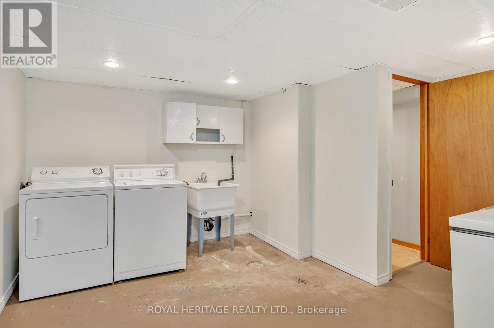 












547 RIVER ROAD S

,
Peterborough South (East),




Ontario
K9J1E6

