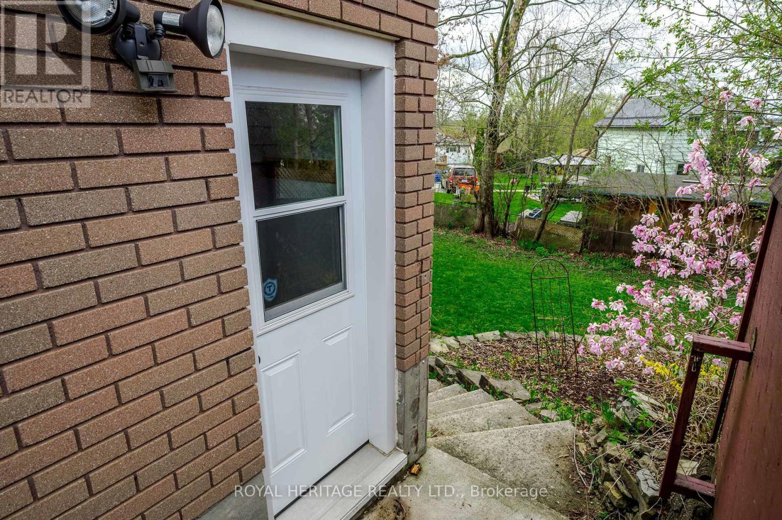 












547 RIVER ROAD S

,
Peterborough South (East),




Ontario
K9J1E6

