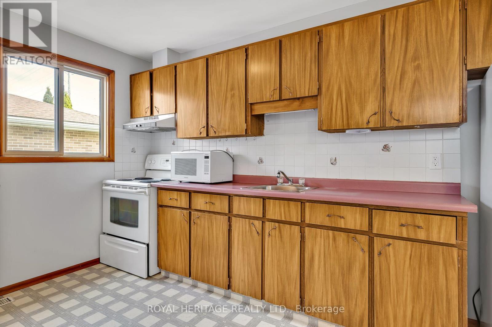 












547 RIVER ROAD S

,
Peterborough South (East),




Ontario
K9J1E6

