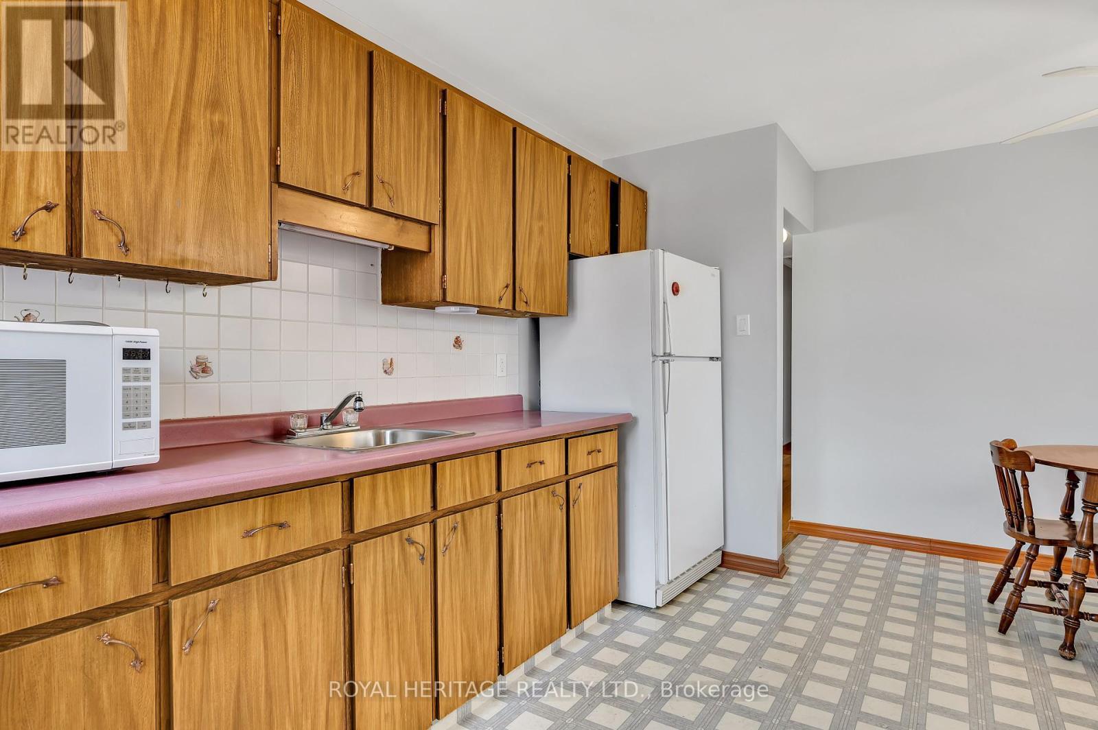 












547 RIVER ROAD S

,
Peterborough South (East),




Ontario
K9J1E6

