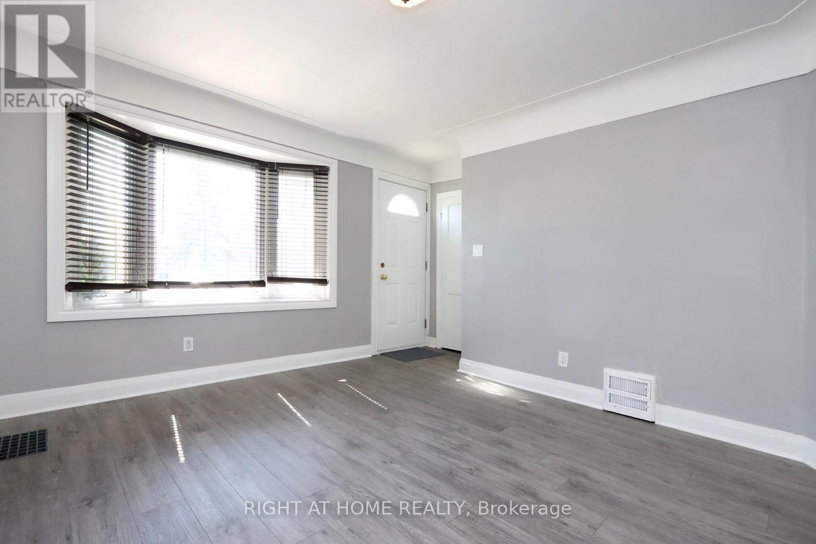 












240 EAST 22ND STREET

,
Hamilton (Eastmount),




Ontario
L8V2V7

