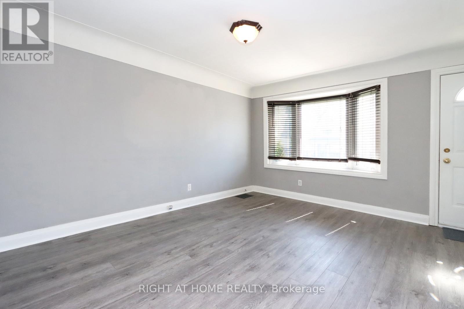 












240 EAST 22ND STREET

,
Hamilton (Eastmount),




Ontario
L8V2V7

