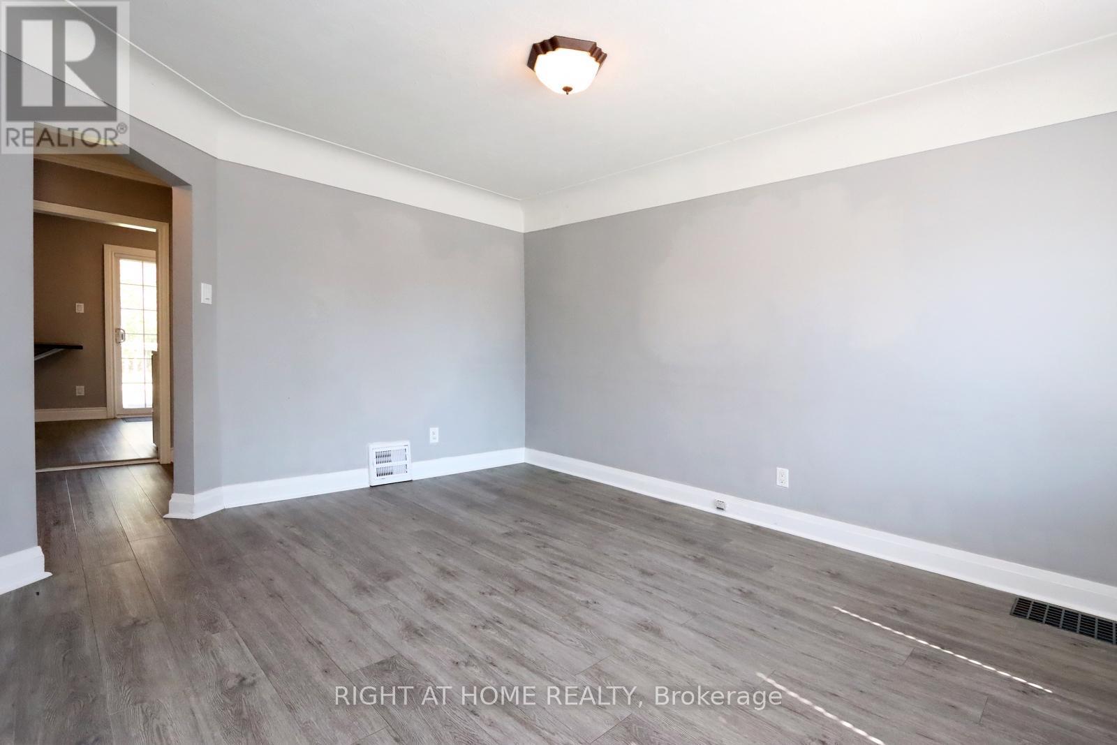 












240 EAST 22ND STREET

,
Hamilton (Eastmount),




Ontario
L8V2V7

