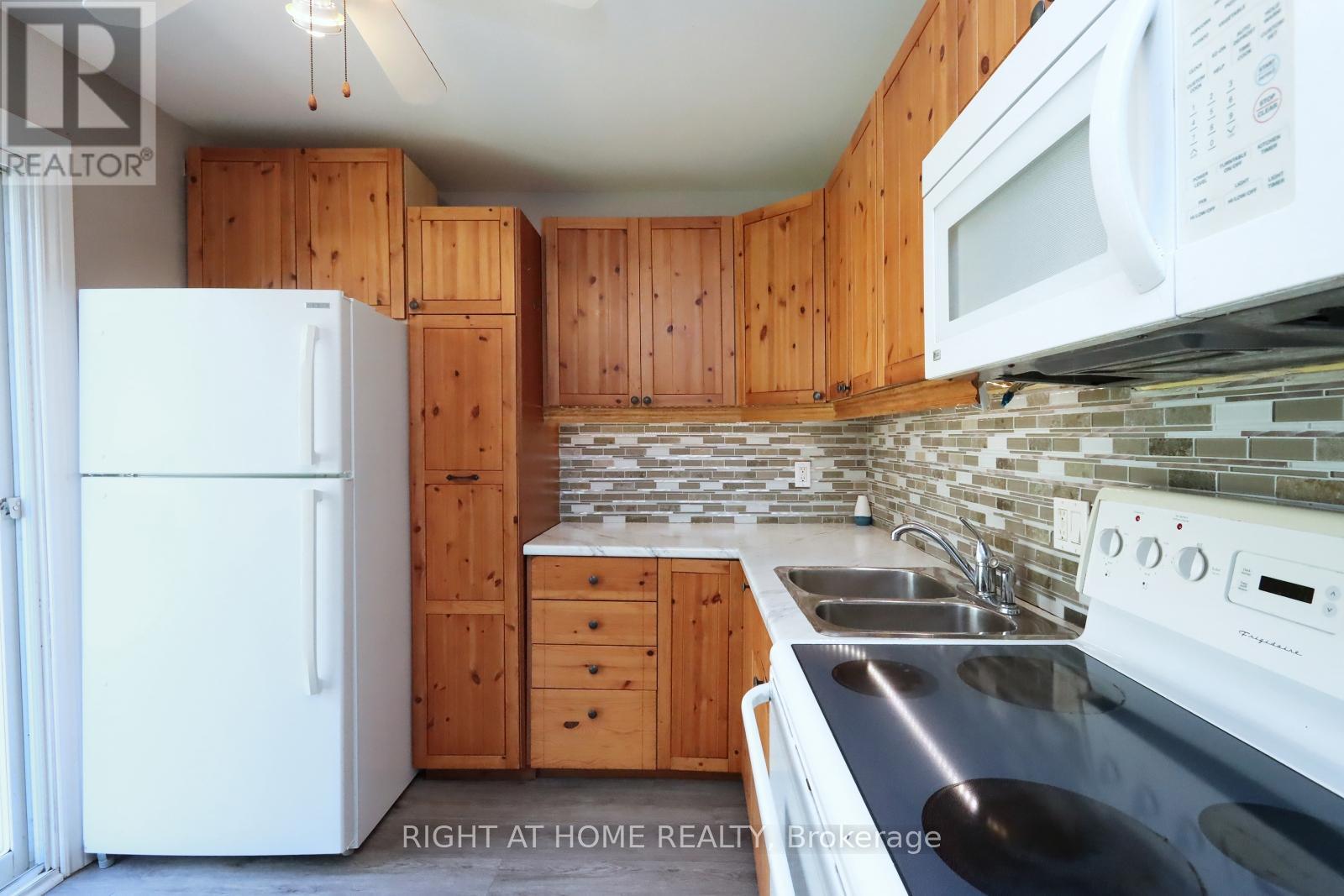 












240 EAST 22ND STREET

,
Hamilton (Eastmount),




Ontario
L8V2V7

