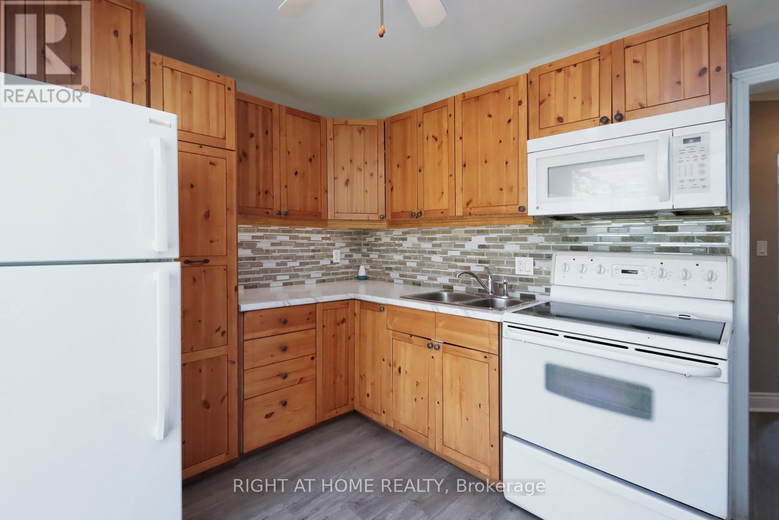 












240 EAST 22ND STREET

,
Hamilton (Eastmount),




Ontario
L8V2V7


