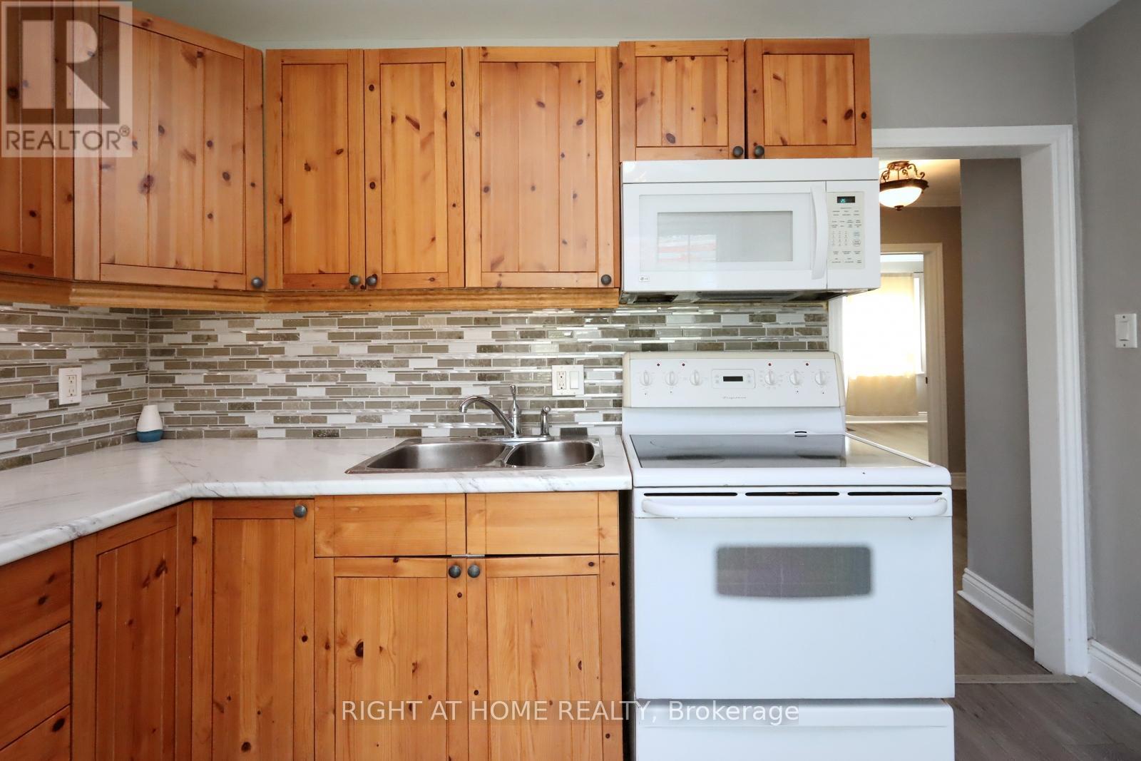 












240 EAST 22ND STREET

,
Hamilton (Eastmount),




Ontario
L8V2V7

