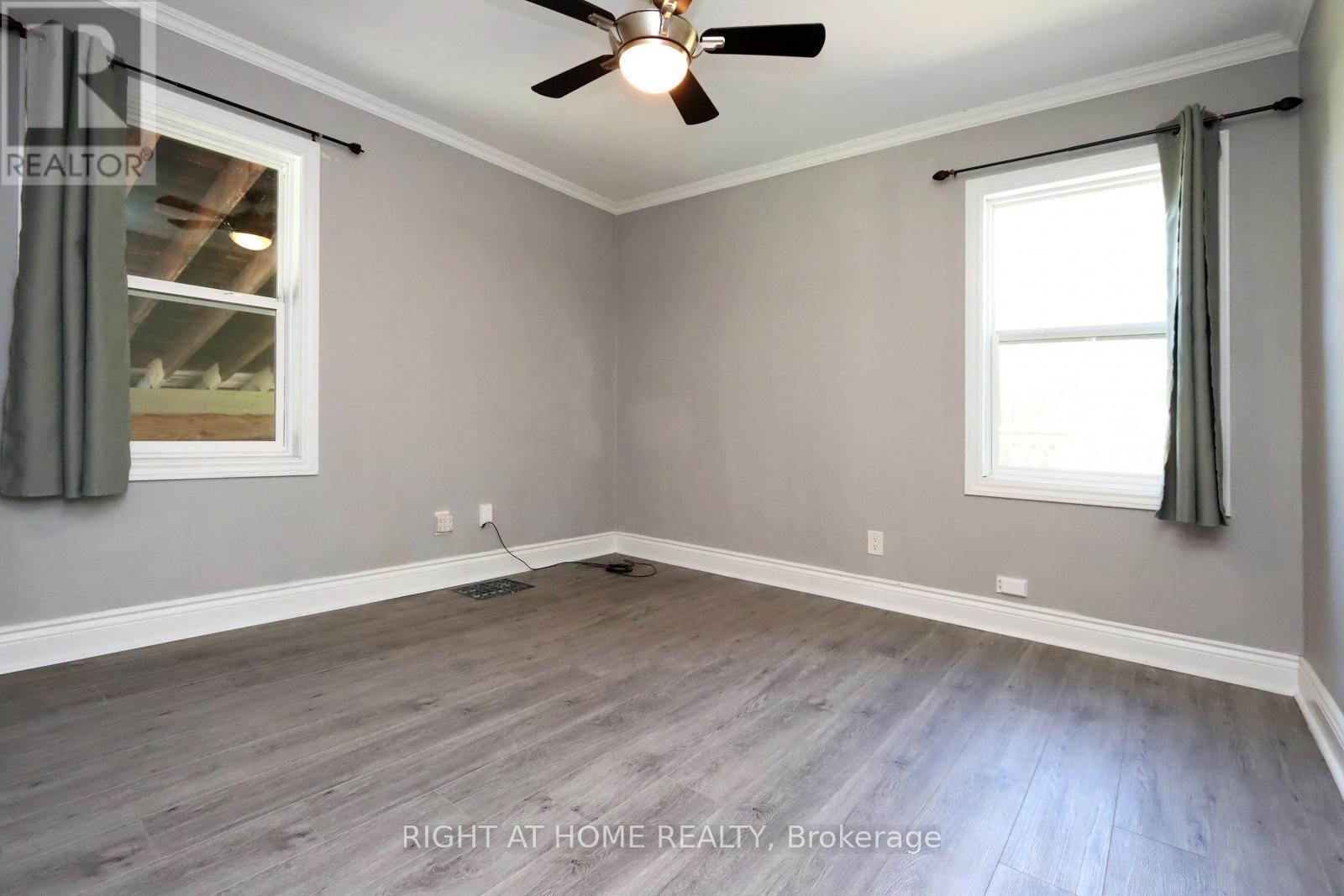 












240 EAST 22ND STREET

,
Hamilton (Eastmount),




Ontario
L8V2V7


