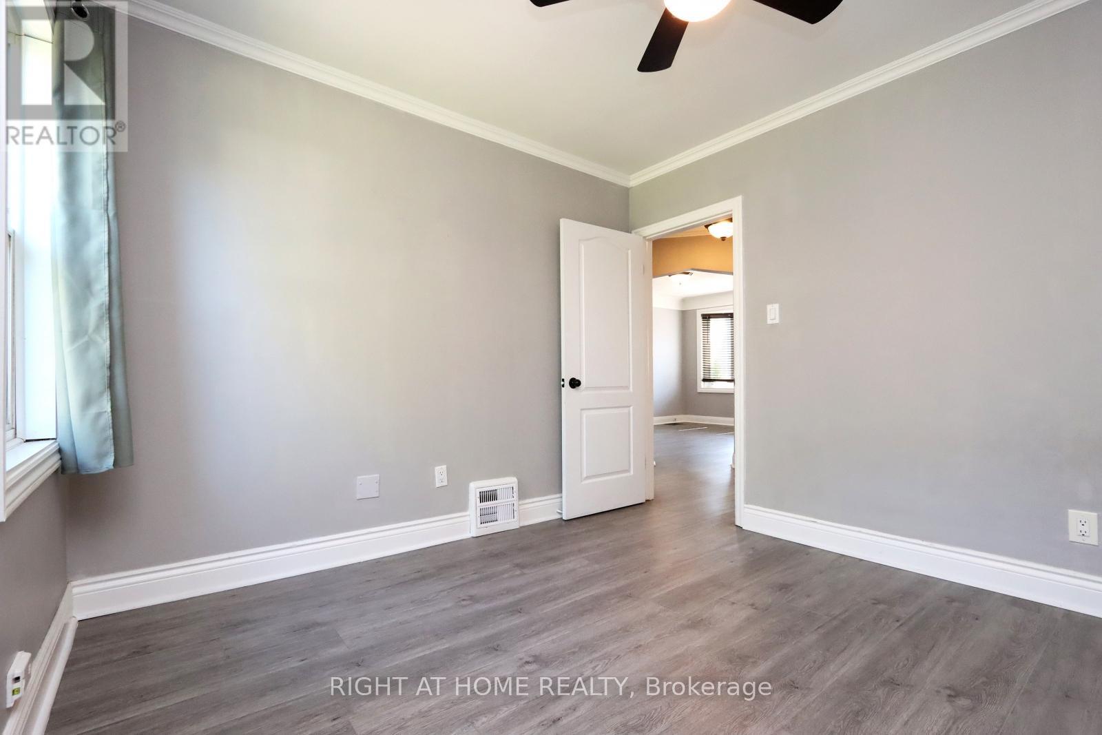 












240 EAST 22ND STREET

,
Hamilton (Eastmount),




Ontario
L8V2V7

