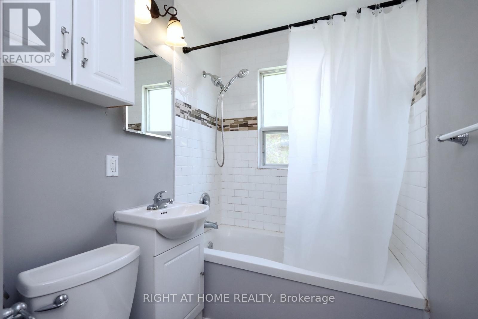 












240 EAST 22ND STREET

,
Hamilton (Eastmount),




Ontario
L8V2V7

