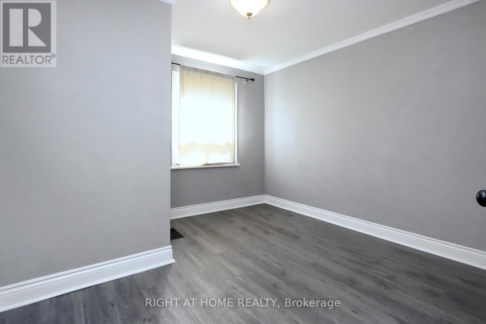 












240 EAST 22ND STREET

,
Hamilton (Eastmount),




Ontario
L8V2V7

