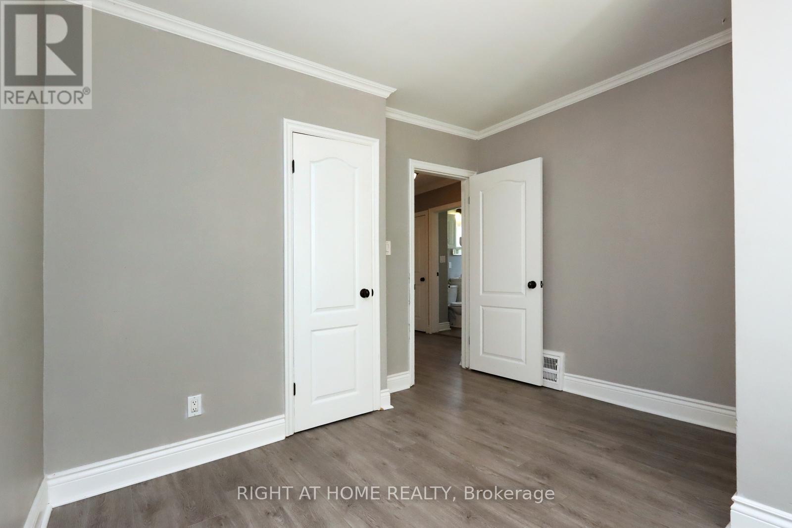 












240 EAST 22ND STREET

,
Hamilton (Eastmount),




Ontario
L8V2V7

