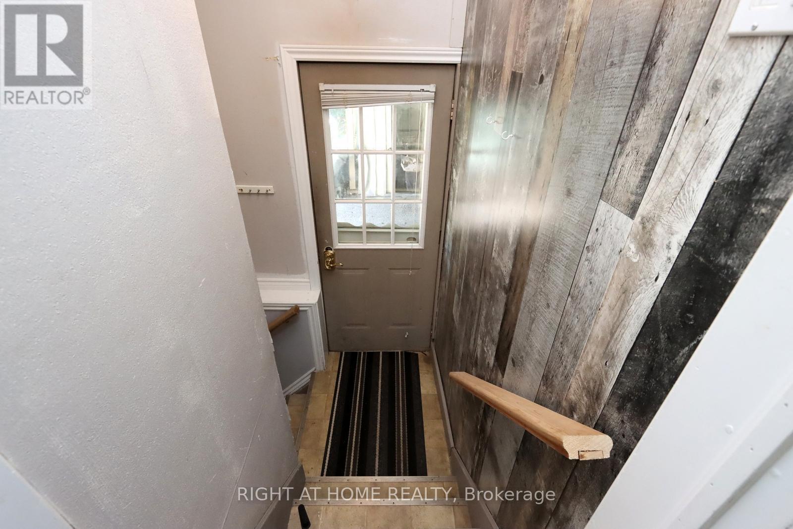 












240 EAST 22ND STREET

,
Hamilton (Eastmount),




Ontario
L8V2V7

