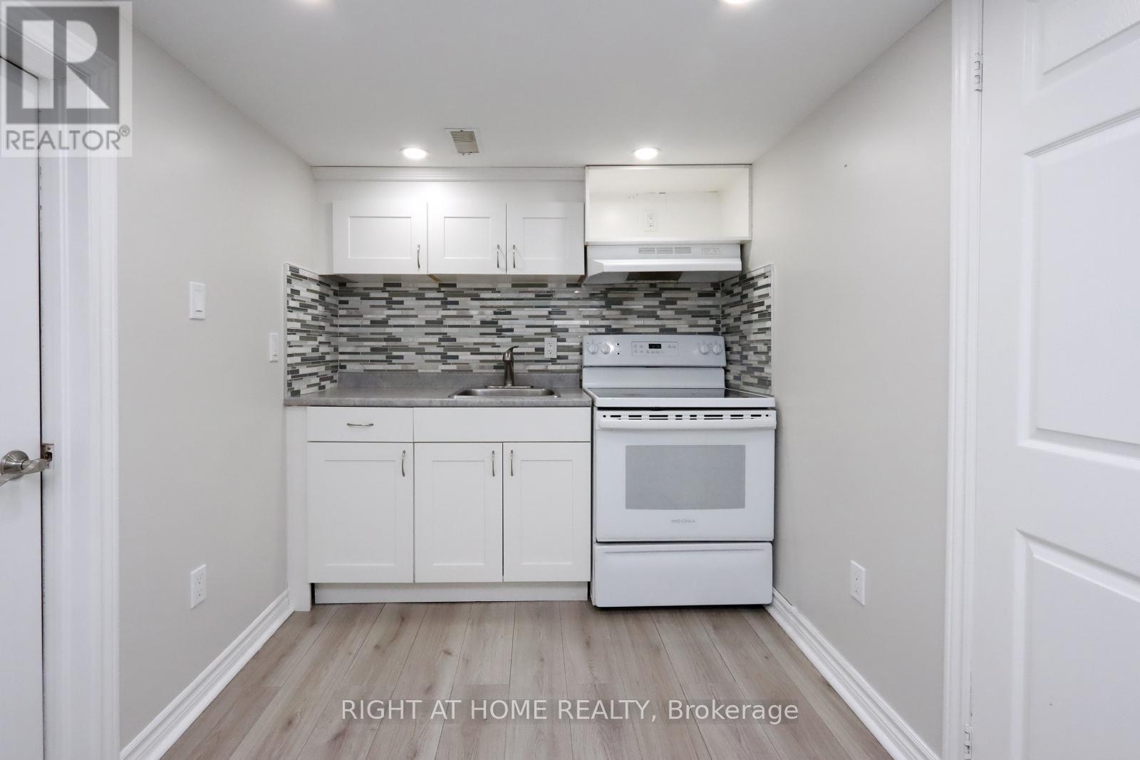 












240 EAST 22ND STREET

,
Hamilton (Eastmount),




Ontario
L8V2V7

