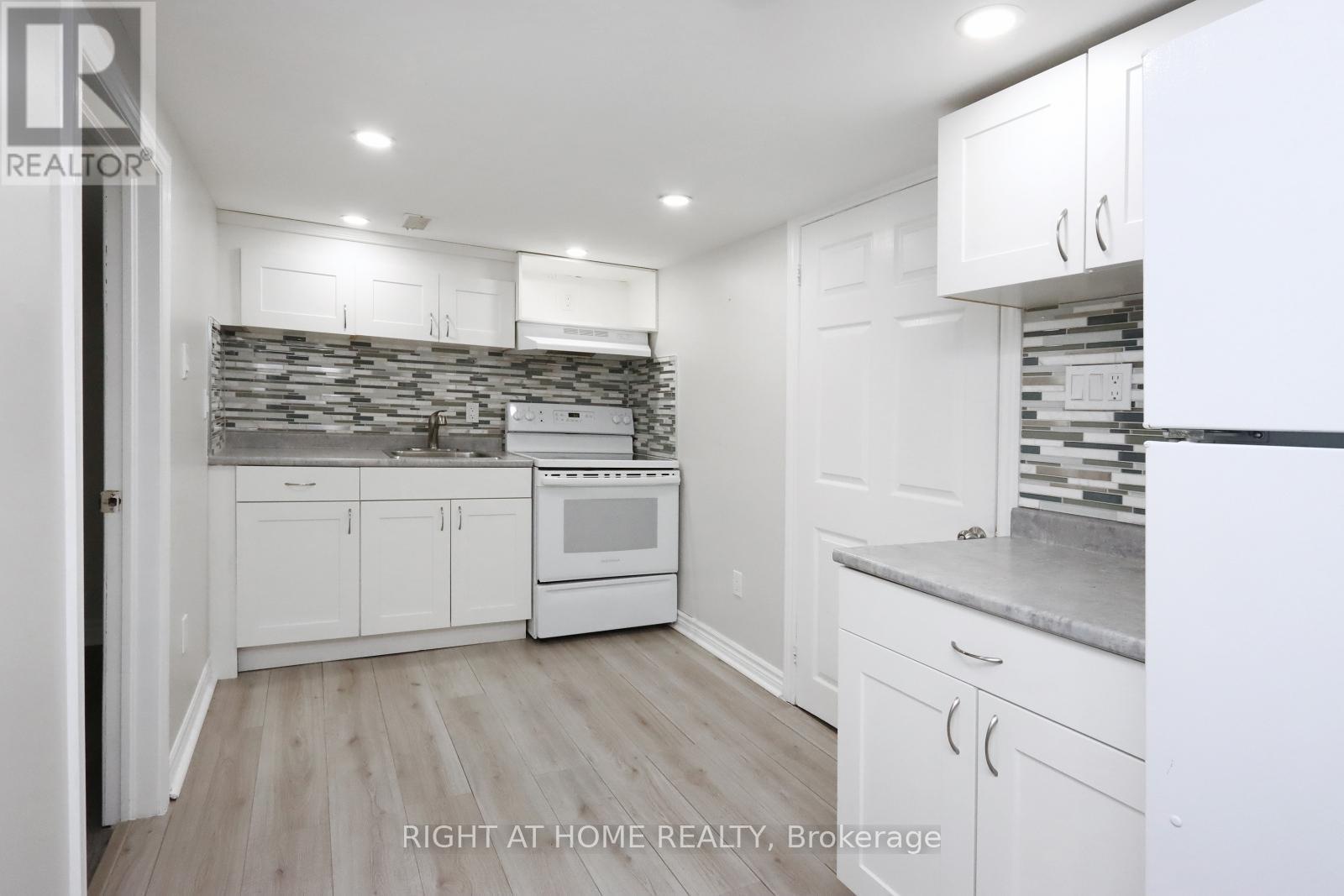 












240 EAST 22ND STREET

,
Hamilton (Eastmount),




Ontario
L8V2V7

